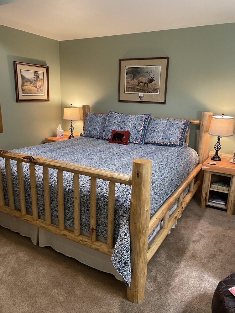 Deluxe Room, 1 King Bed photo 2
