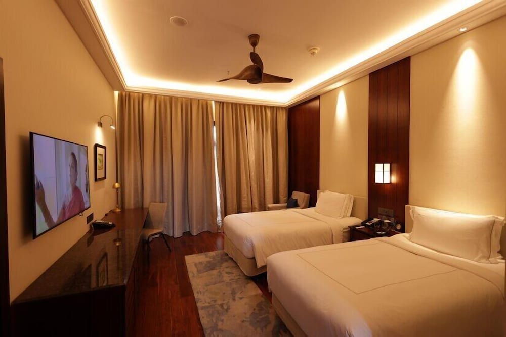 Luxury Room, 2 Twin Beds, Balcony, Lake View - Photo 3