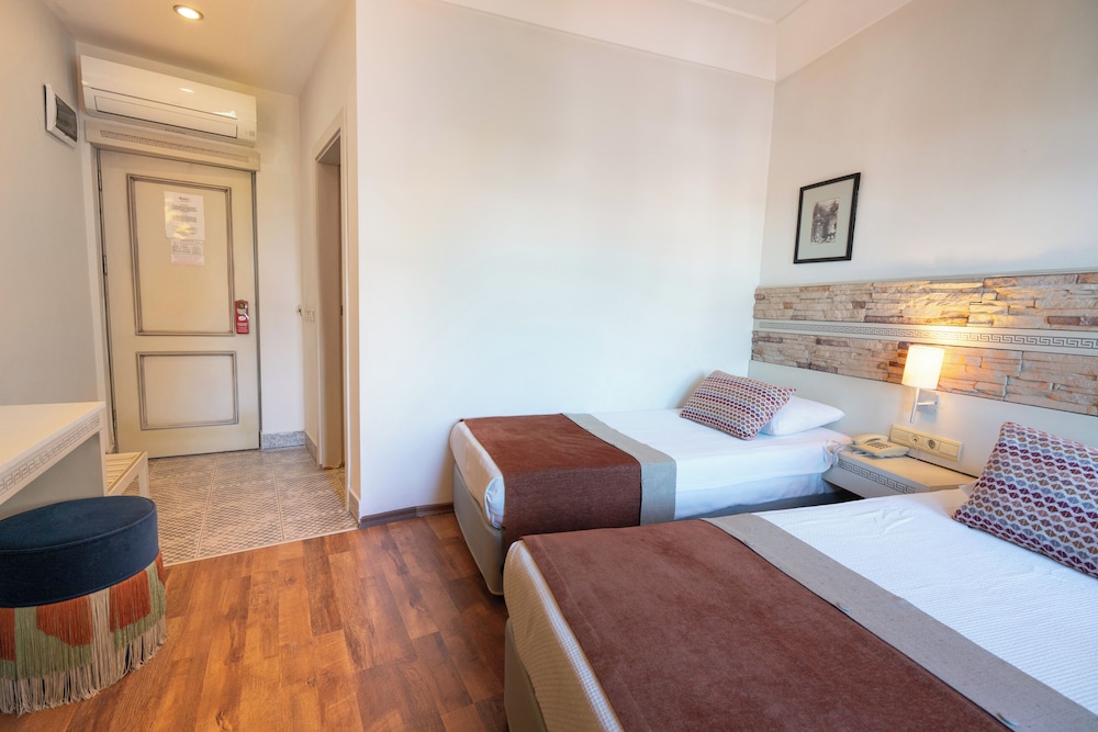 Standard Room, 1 Double or 2 Twin Beds - Photo 8