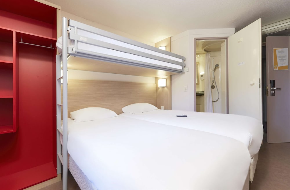 Standard Room, 3 Twin Beds - Photo 12