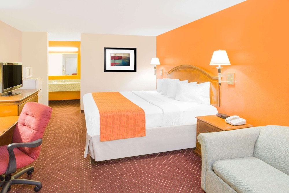 Suite, 1 King Bed, Smoking - Photo 1