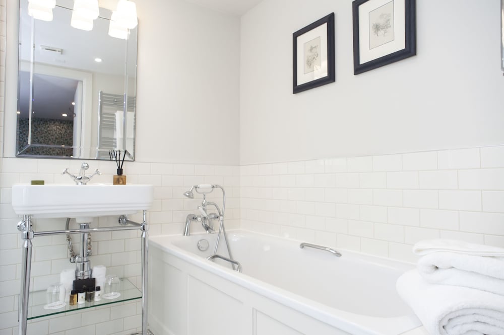The House Suite (located at 5 Hampton Terrace)