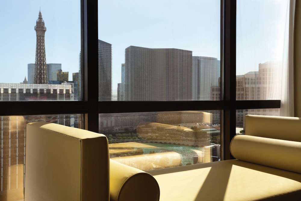 Go Room, 1 King Bed, Non Smoking, Strip View