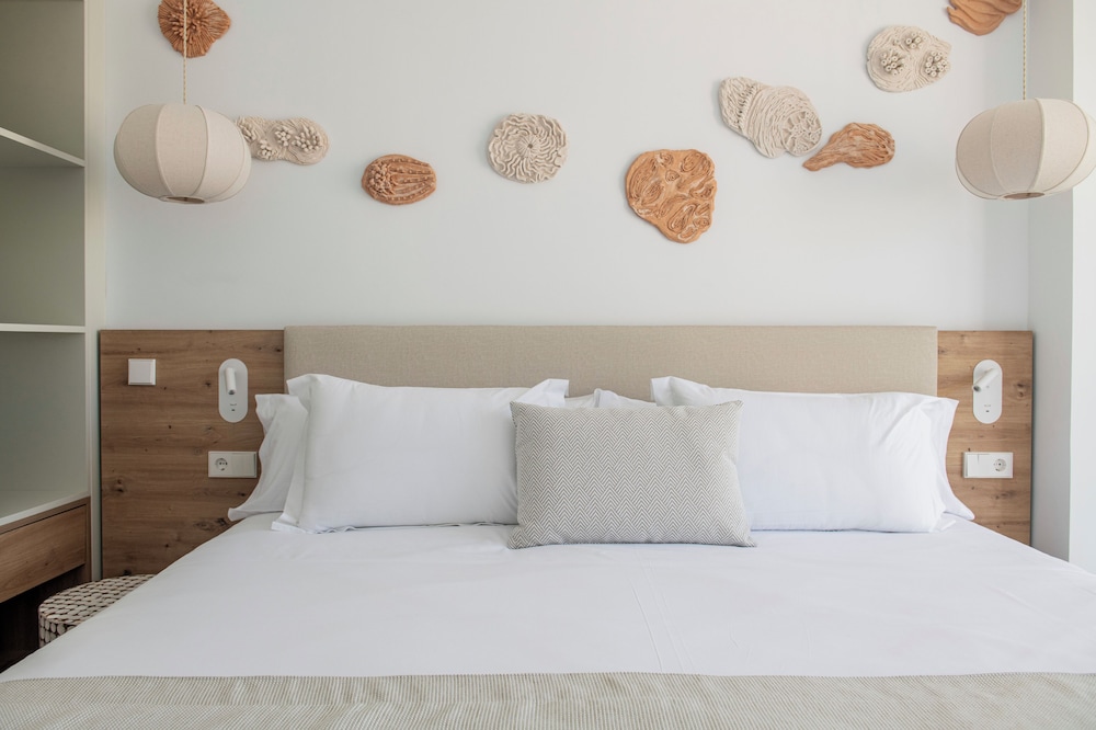 Suite, 2 Bedrooms, Sea View (Frontal 2+3 Children free) thumbnail 5