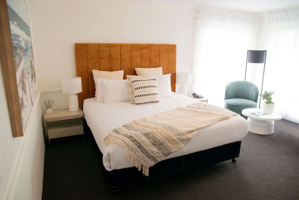 Suite, 1 King Bed, Non Smoking, Balcony - Photo 5