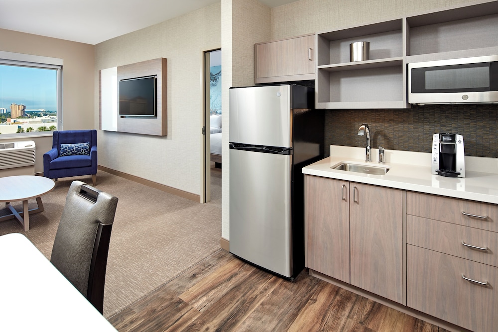 Deluxe 1-Bedroom Accessible Suite. 2 Queen Beds, Sofa Bed, Roll-In Shower photo 3