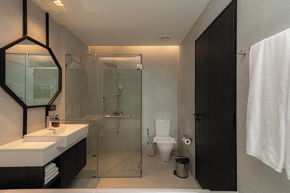 Suite with Bathtub - Photo 4