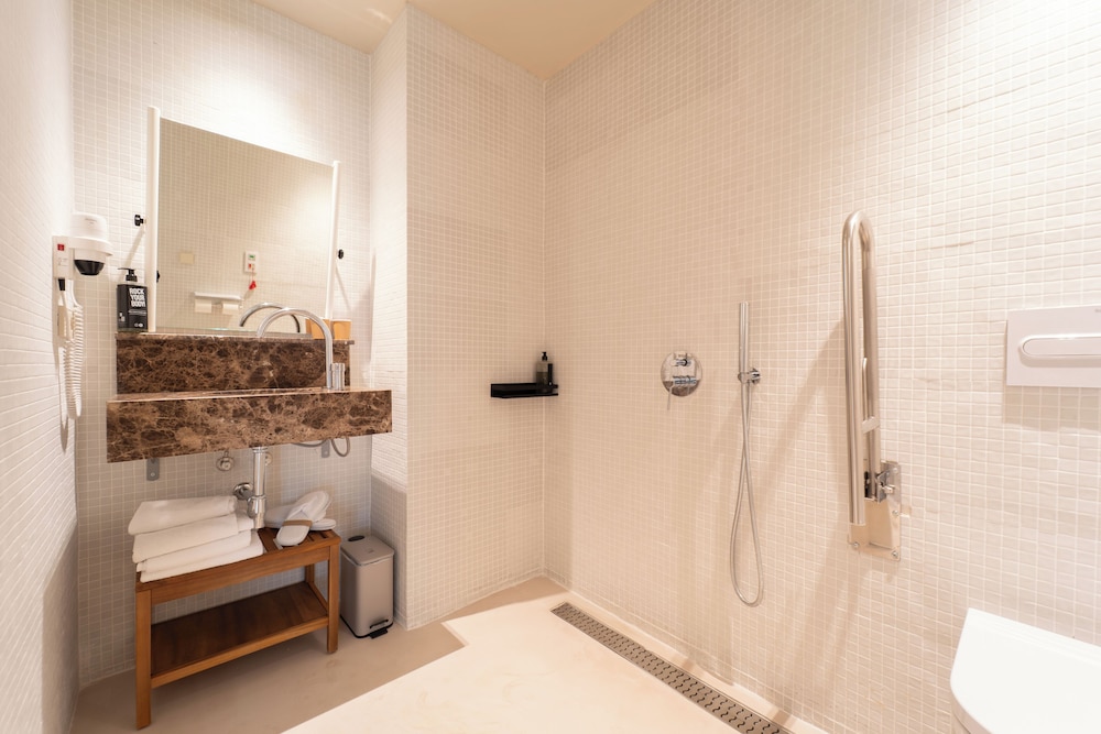 Standard Room, 1 Double Bed, Accessible - Photo 4