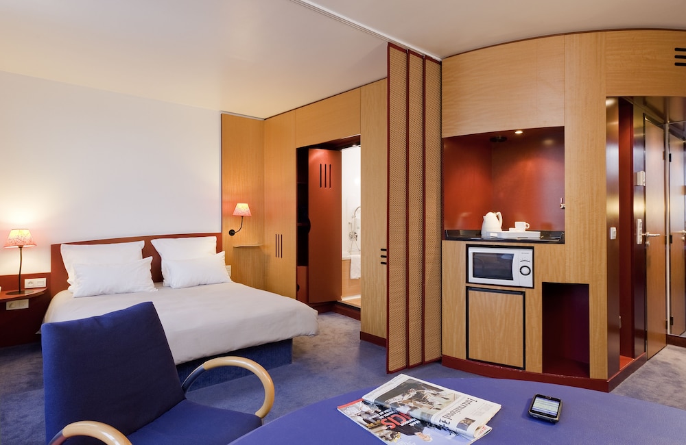 Superior Suite, 1 Double Bed and 2 Single Sofa Beds photo 2