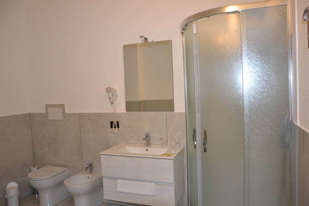Classic Single Room, Ensuite, Courtyard View photo 3