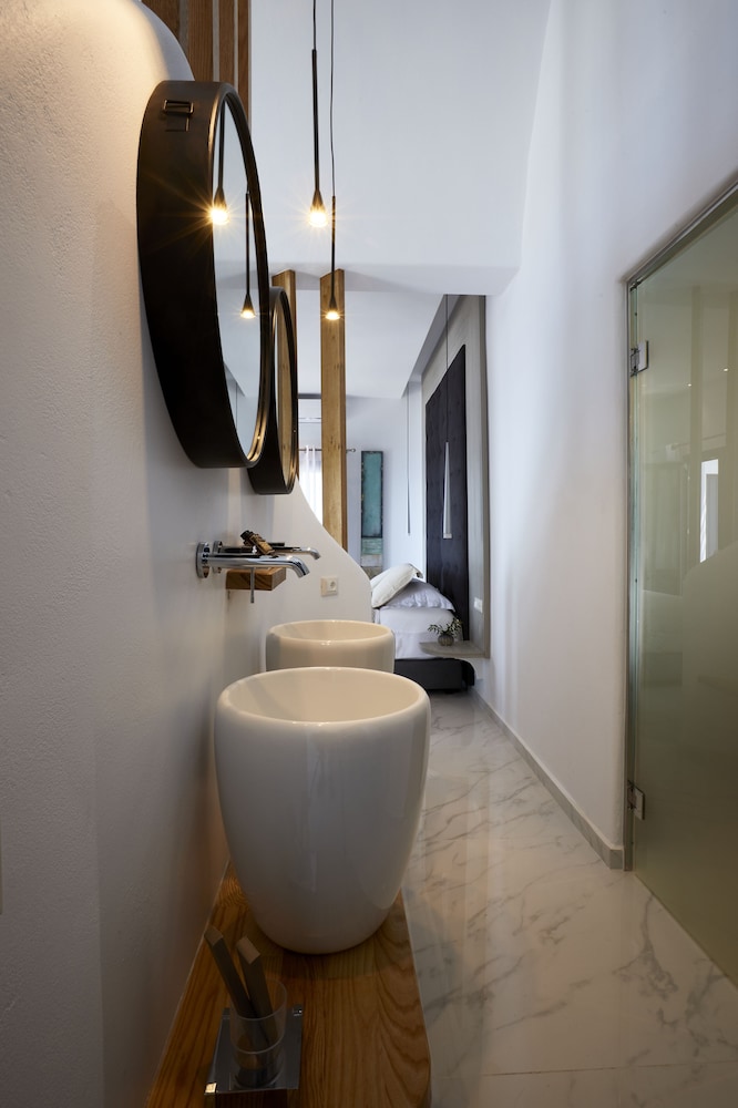 Exclusive Suite, Hot Tub - Photo 9
