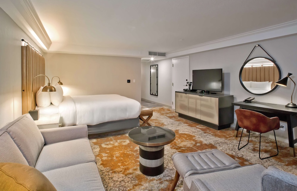 Junior Suite, 1 King Bed Balcony, Soaking Tub Corner - Photo 5