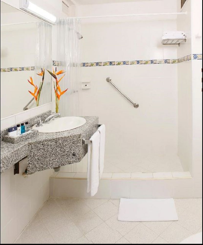 Standard Room, 2 Double Beds - Photo 5