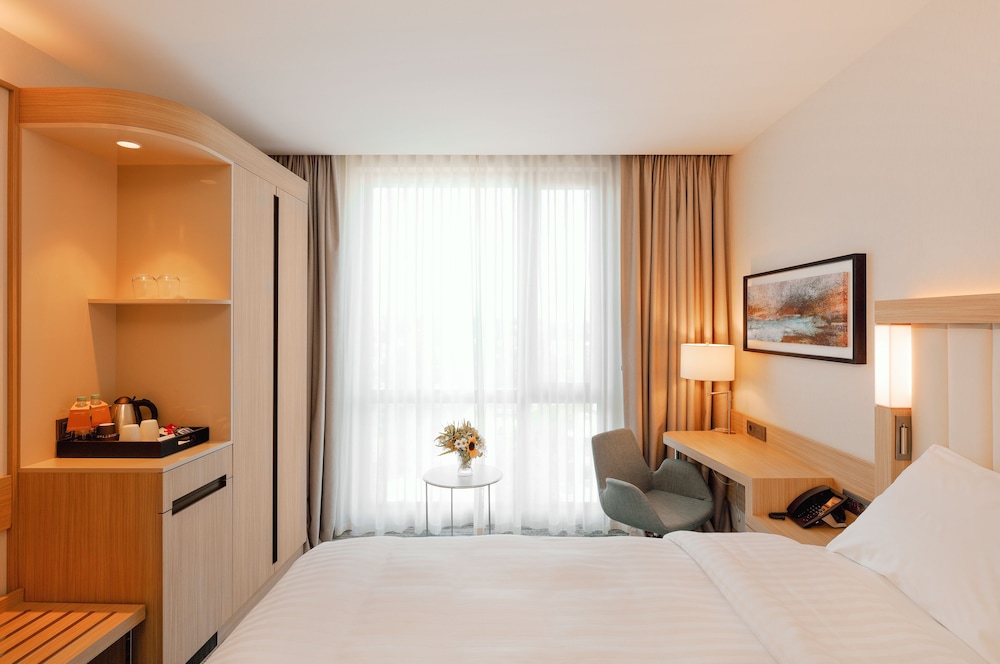 Standard Room, 1 Queen Bed, City View - Photo 4