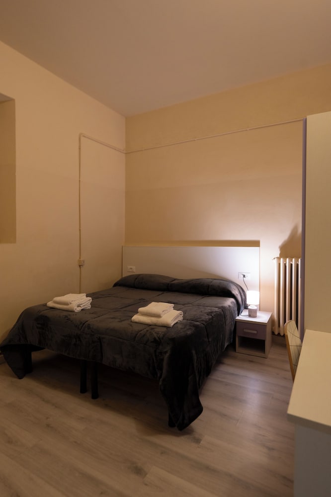 Basic Double Room, 1 Double or 2 Twin Beds, Private Bathroom - Photo 8