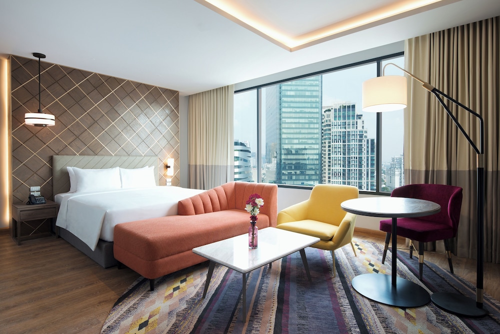 Deluxe Suite, 1 King Bed, City View photo 2