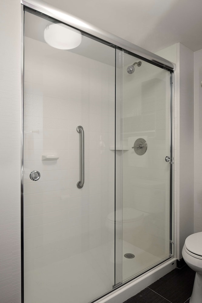 Room, 1 King Bed, Refrigerator