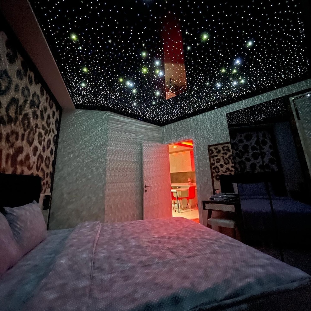 Romantic Suite, 1 Queen Bed, Non Smoking, City View photo 1