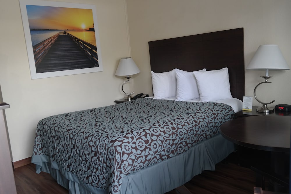 Standard Room, 1 Queen Bed - Photo 2