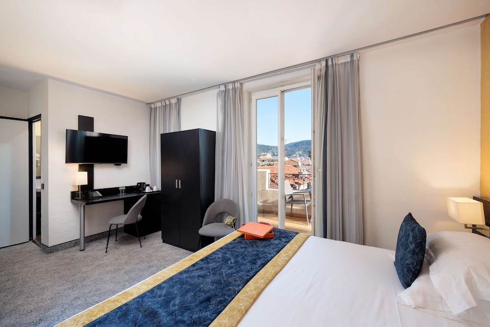 Deluxe Room, 1 King Bed, Non Smoking, Terrace - Photo 11
