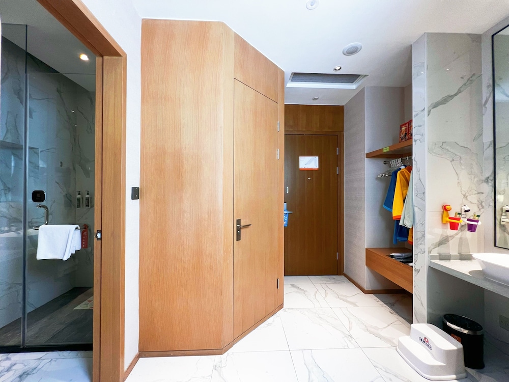 Family Room, Multiple Beds - Photo 9