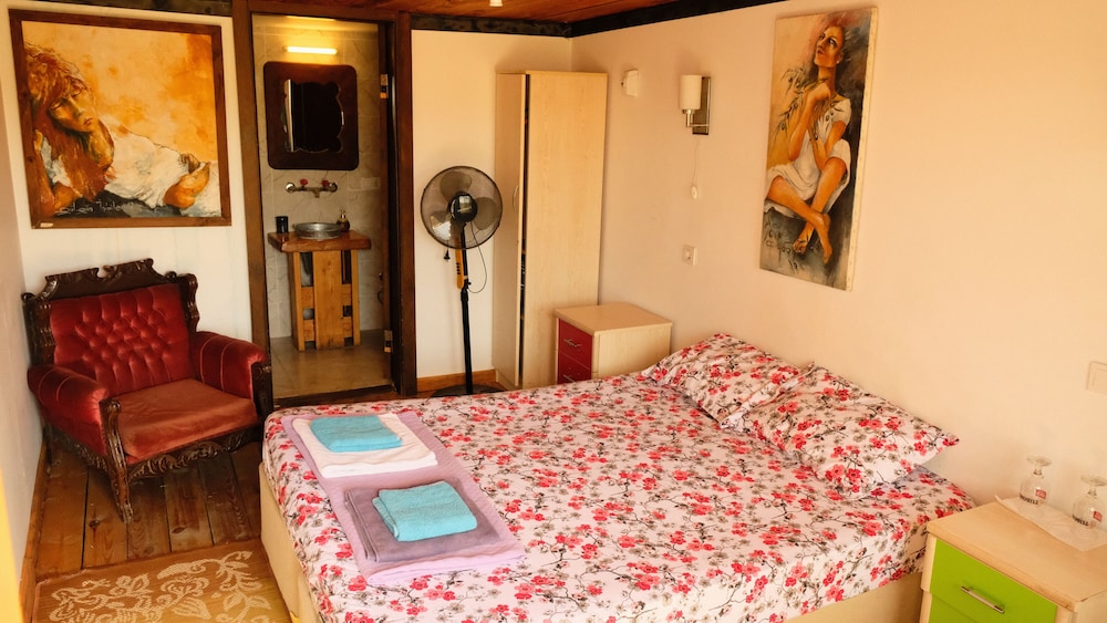 Economy Room, 1 King Bed, Accessible photo 1