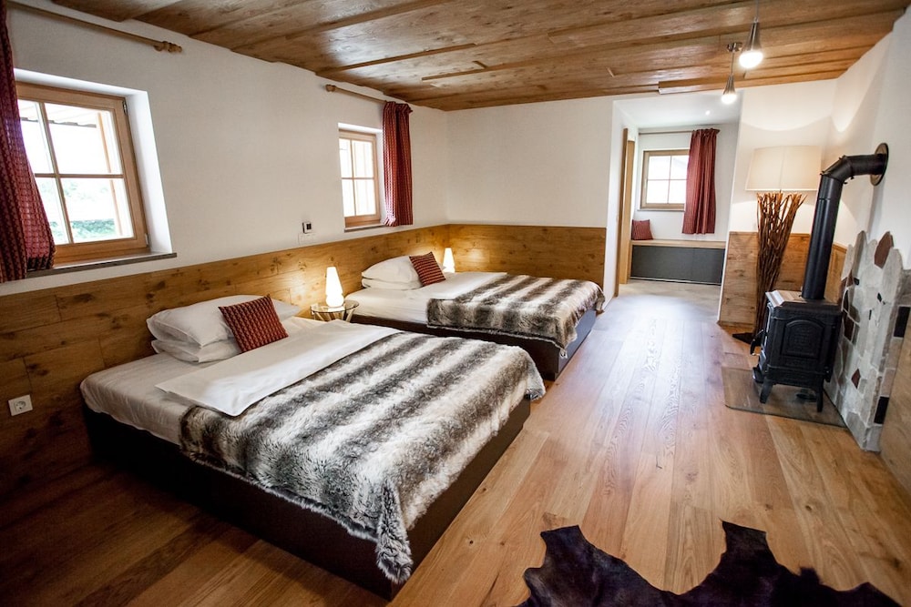 Traditional Twin Room, 2 Twin Beds, Fireplace, Mountain View photo 1