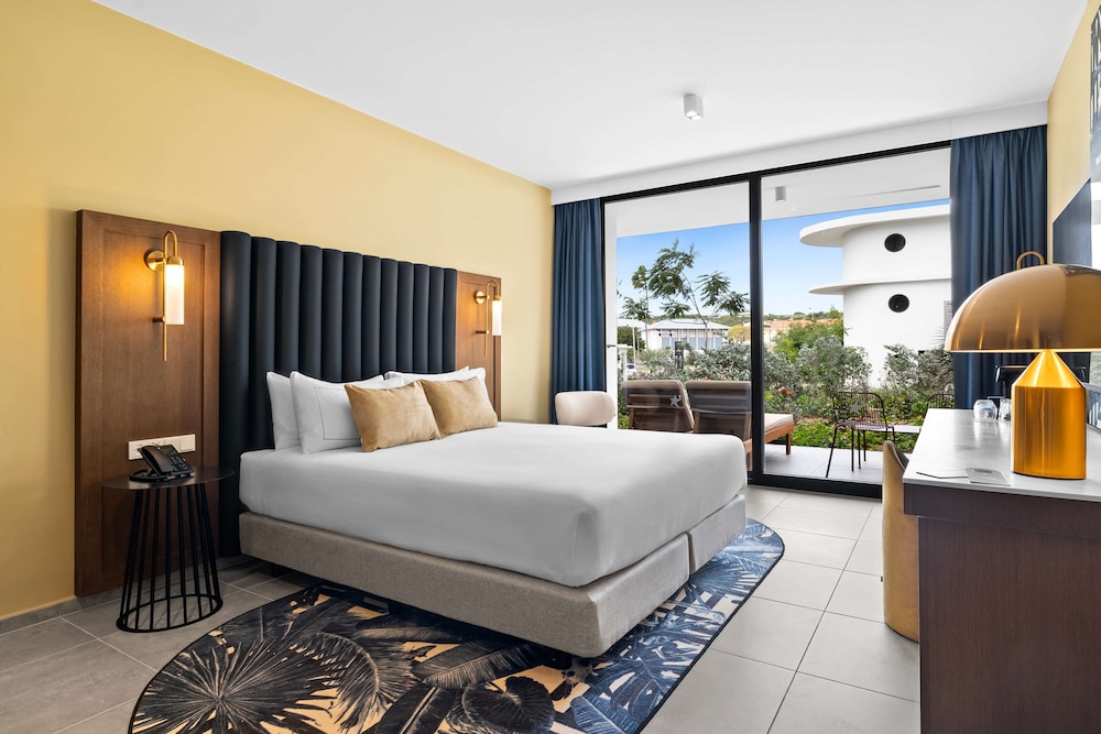 Deluxe Room, 1 King Bed (Roll-In Shower)