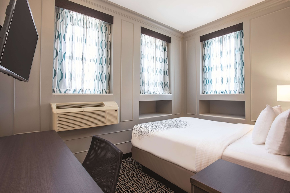 Room, 1 Queen Bed, Non Smoking, City View photo 2