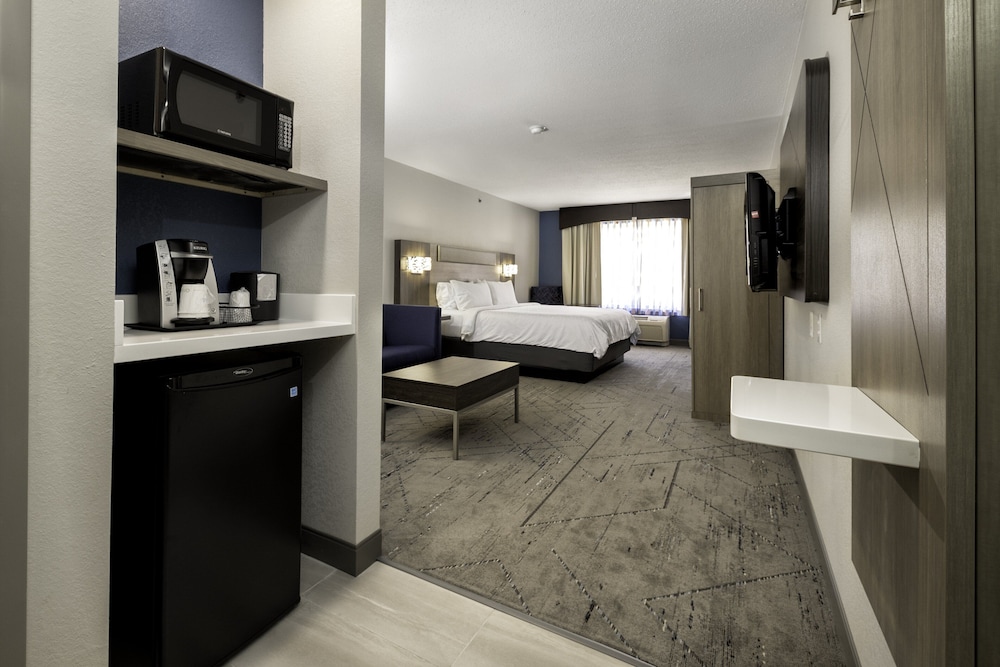 Suite, 1 King Bed with Sofa bed (Wet Bar) - Photo 2