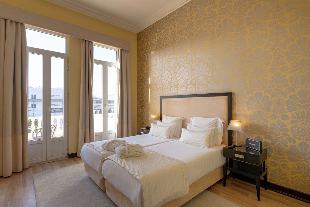 Premium Twin Room - Photo 2