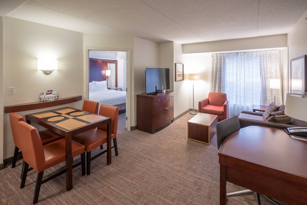 Premium Suite, 2 Bedrooms (Mobility/Hearing Access, Roll-in Shwr) photo 3