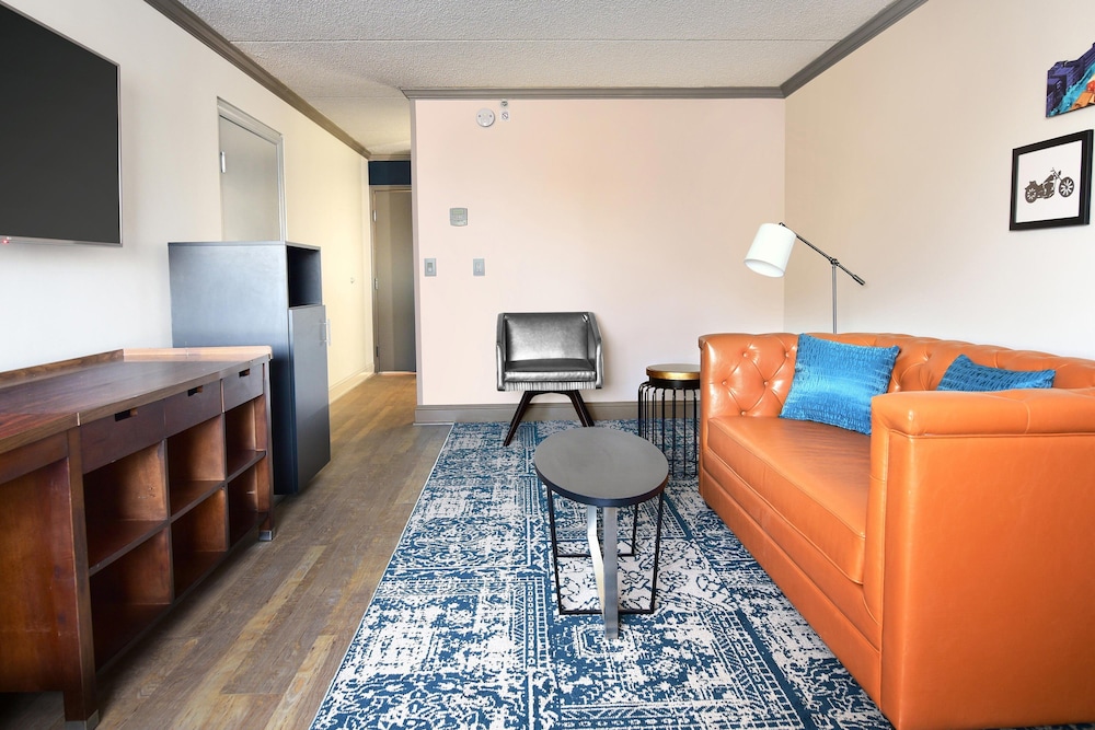 Suite, 1 Bedroom - Photo 2