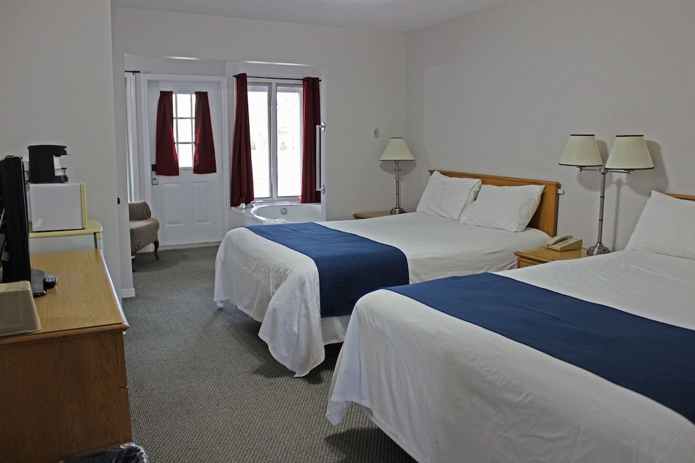 Standard Room, 2 Queen Beds, Non Smoking, Jetted Tub