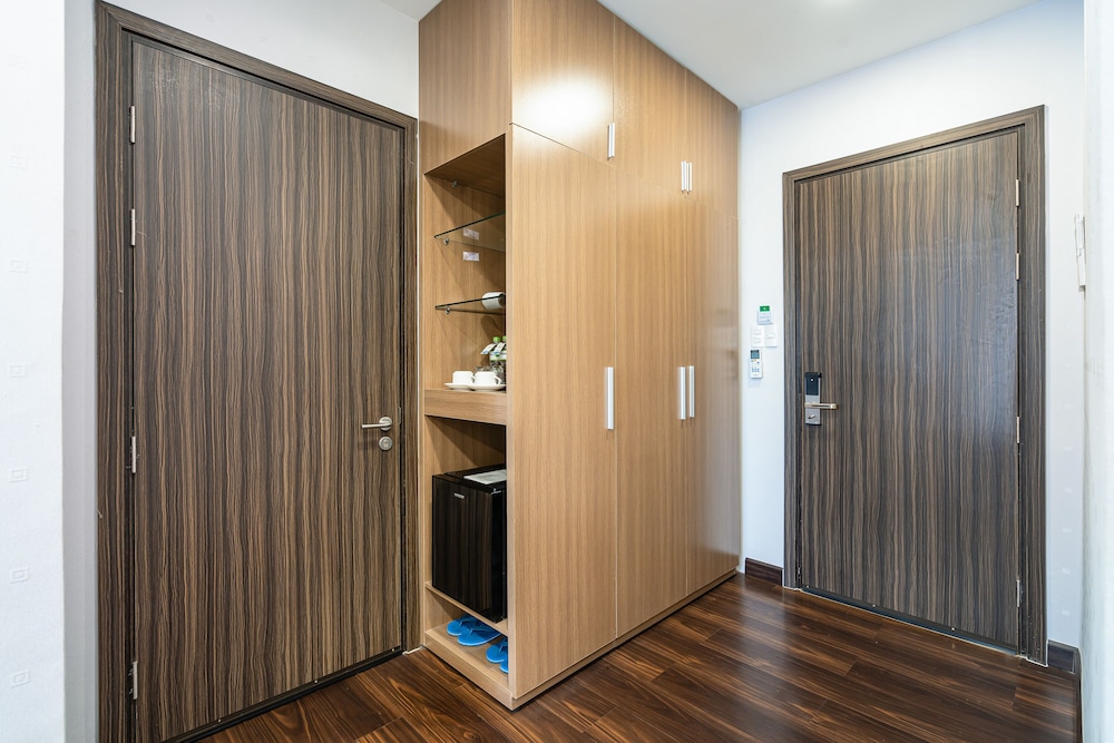 Basic Double Room, 1 Queen Bed, Non Smoking, City View photo 3