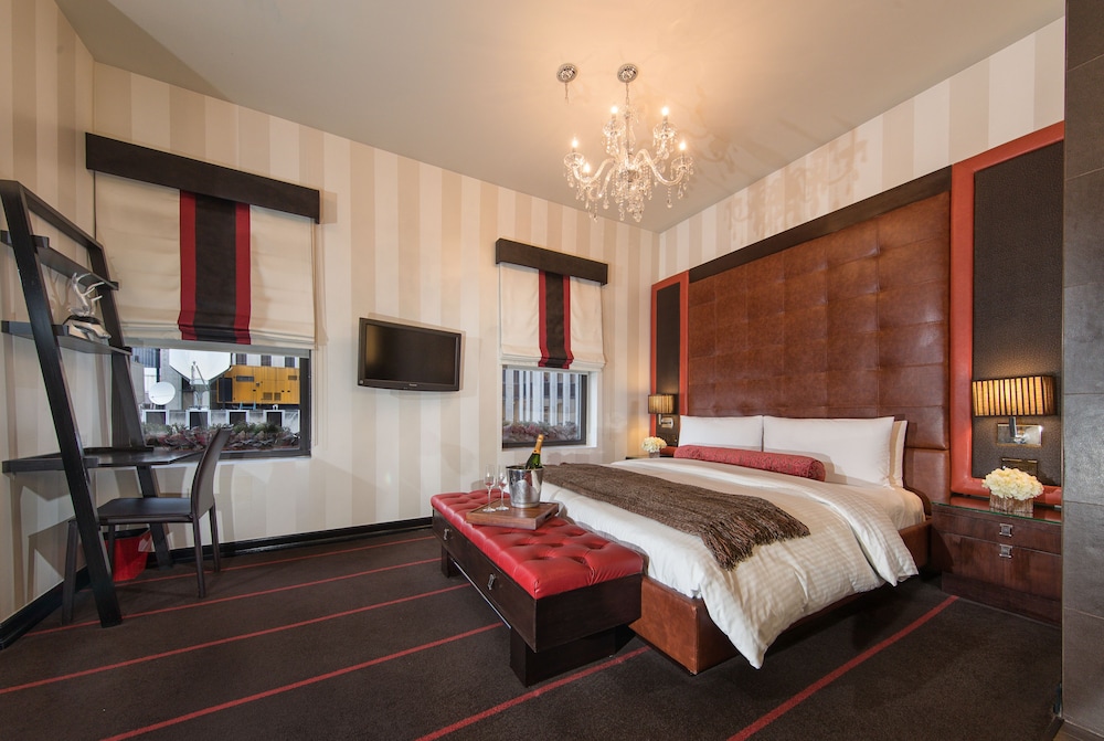 Suite, 1 King Bed thumbnail 5
