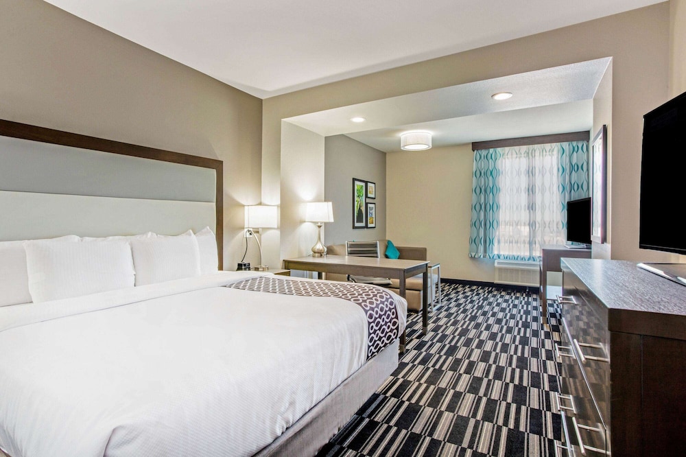 Deluxe Suite, 1 King Bed, Non Smoking photo 1