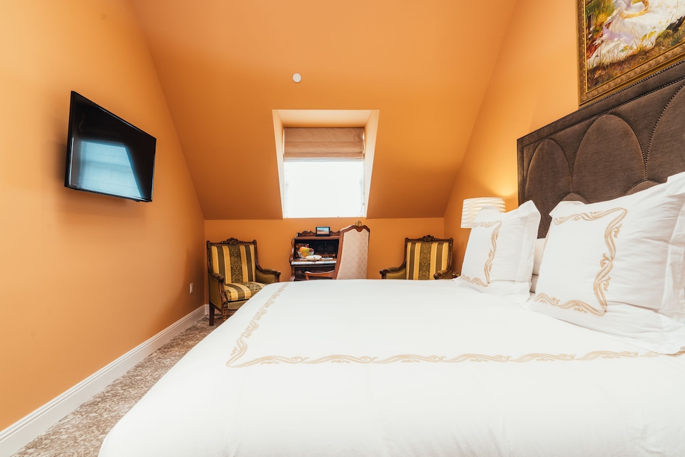 Deluxe King Room 2