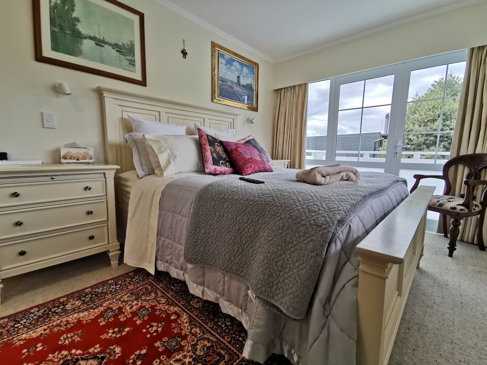 Superior Room, 1 Queen Bed, Ensuite, Lake View photo 1