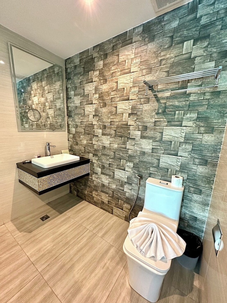 Deluxe Suite Jacuzzi with Pool Access - Photo 3