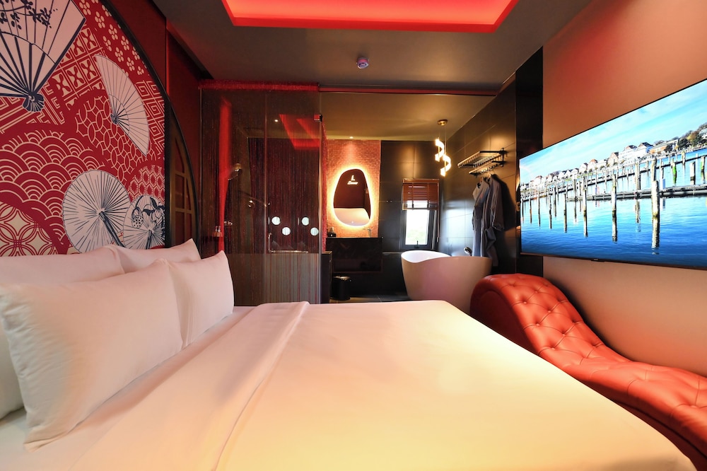 Premium Room, 1 Queen Bed, Balcony, Park View