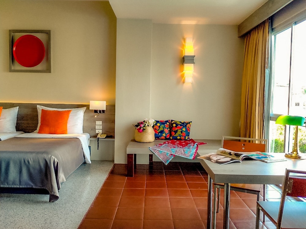 Deluxe Room - Photo 9