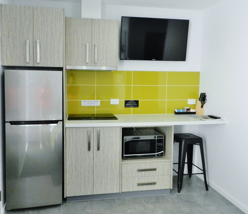 Deluxe King Single with Kitchenette photo 2