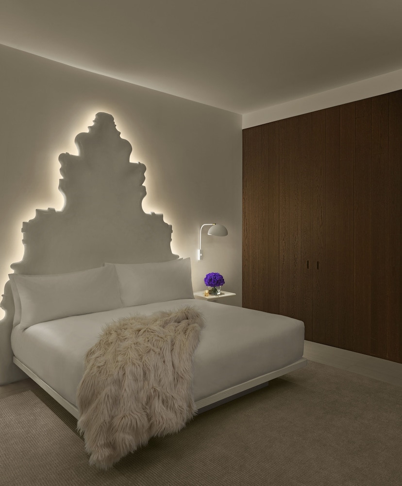 Loft, 1 King Bed, Courtyard View