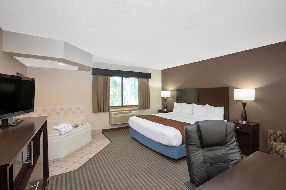 1 King Bed, Mobility Accessible Suite, Roll-In Shower Non-Smoking