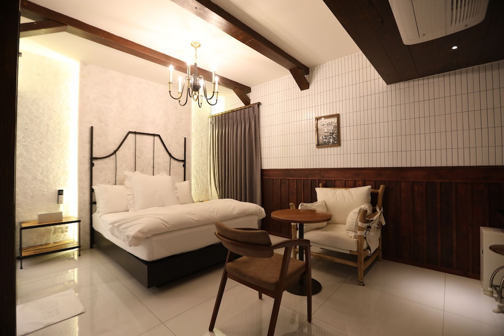 Junior Double Room, 1 Queen Bed (No Breakfast provided from Saturday to Monday) photo 3