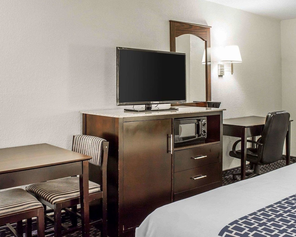 Standard Room, 1 King Bed, Non Smoking - Photo 3
