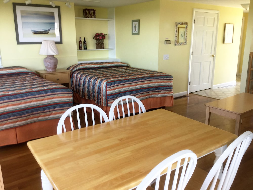 Deluxe Room  Kitchenette / Private Balcony 2 Queen Beds & 1 Sofa Bed photo 1