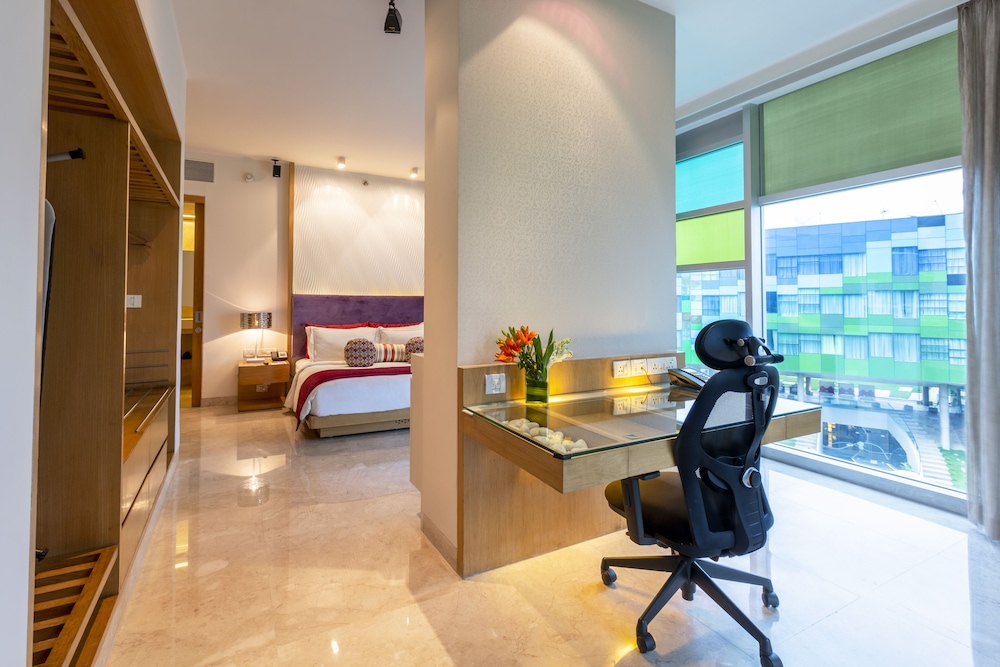 Premium Suite Pool View King Bed - Photo 4