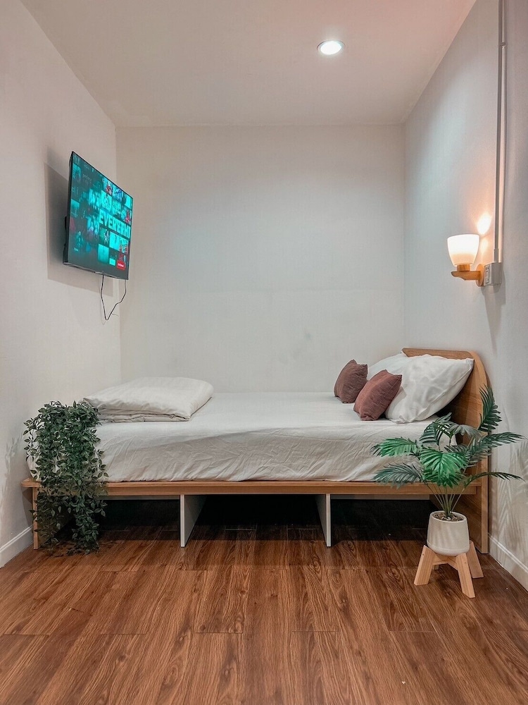 Basic Double Room, 1 Queen Bed photo 2